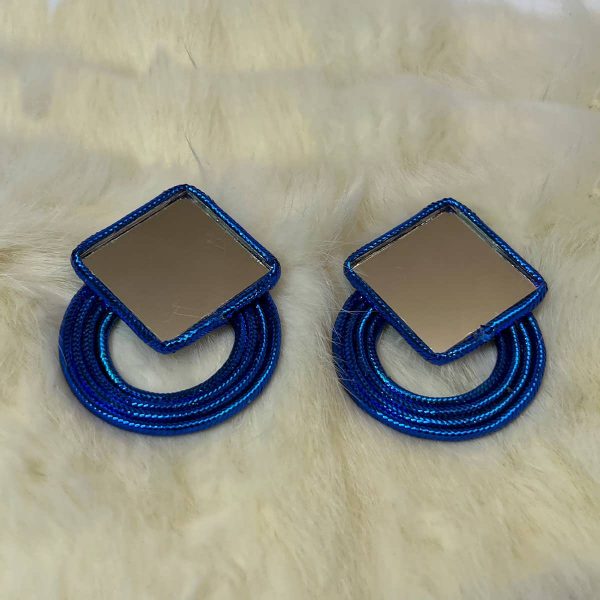 گوشواره پارچه ای مربع آینه دار آبی کاربنی بر روی پشم