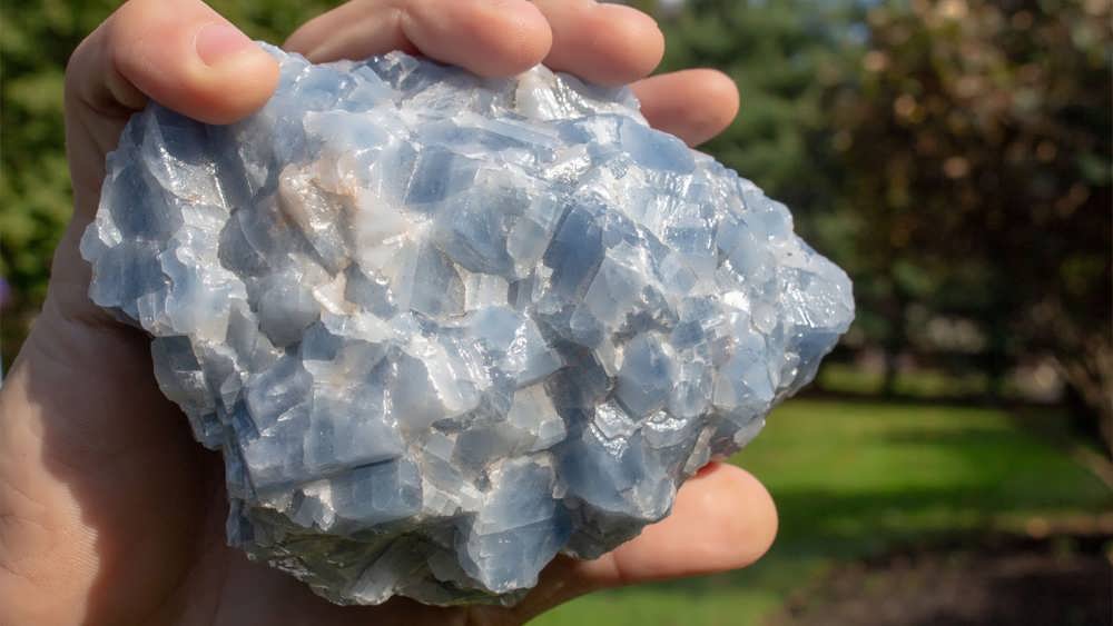 سنگ کلسیت آبی در دست