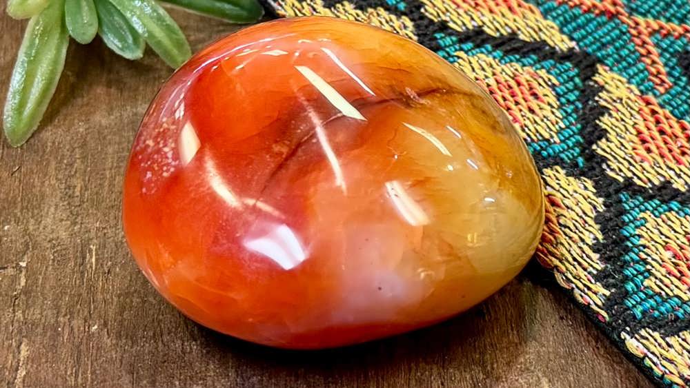 سنگ کارنلین روی چوب
