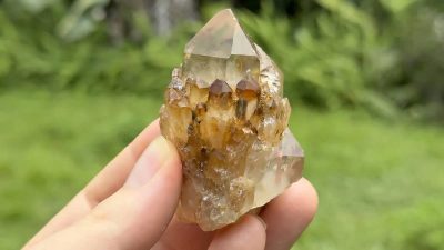 سنگ سیترین در دست