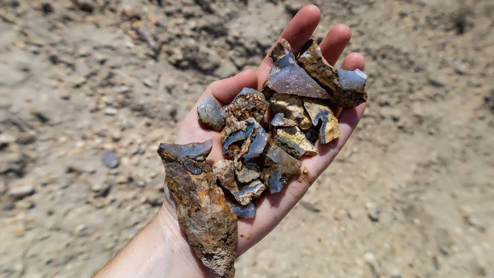 پیدا کردن سنگ زینتی در کویرها و بیابان ها