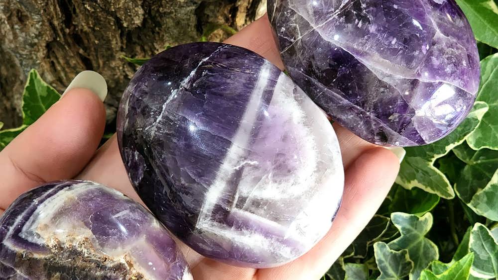 آمیتیست های در دست