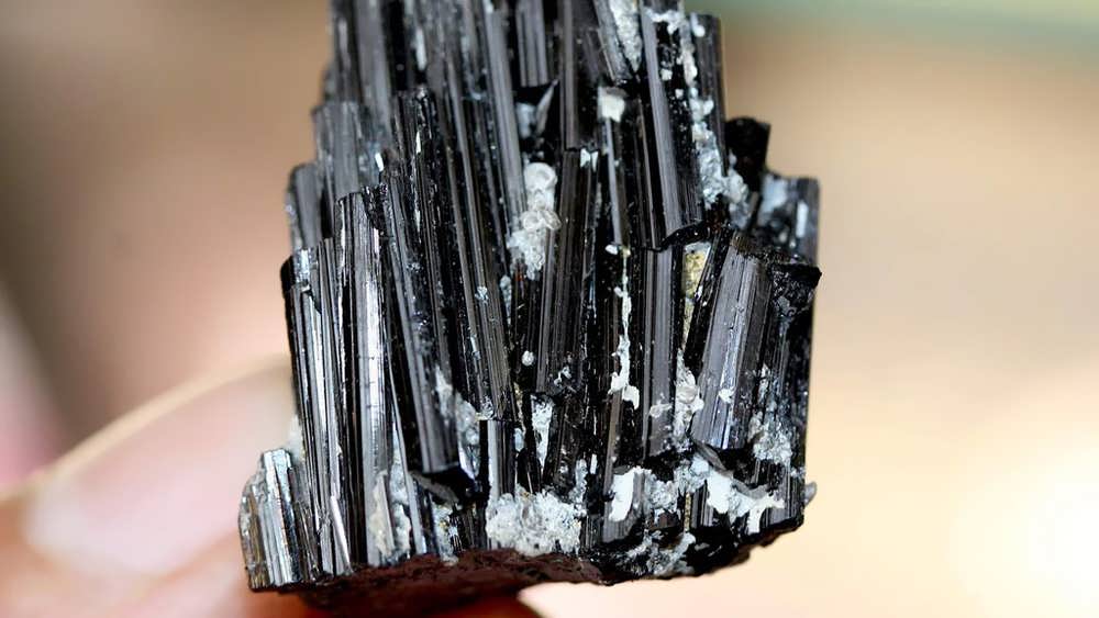 چگونه از کریستال تورمالین سیاه استفاده کنیم