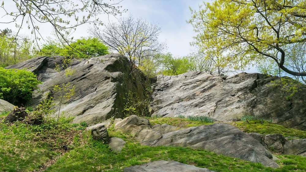 مکانی با سنگ های بیرون زده