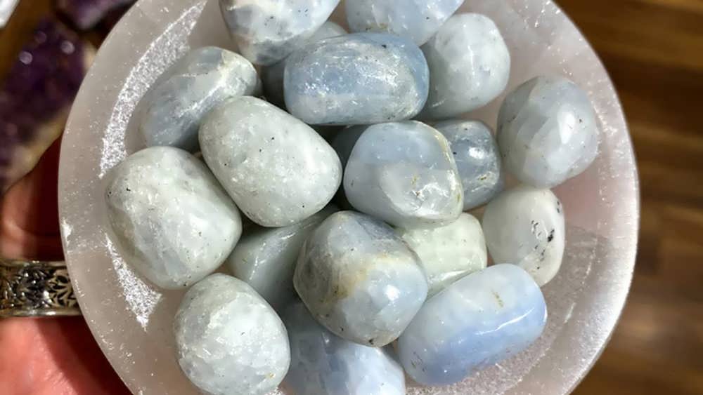 تأثیر مثبت کلسیت آبی بر چاکراها