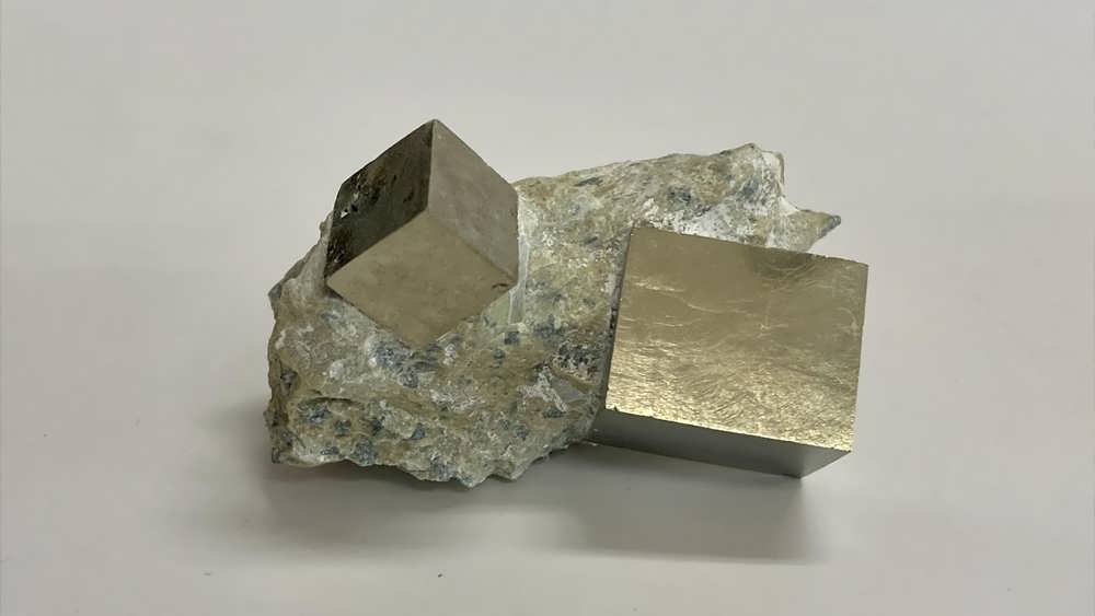 سنگ پیریت از بالا