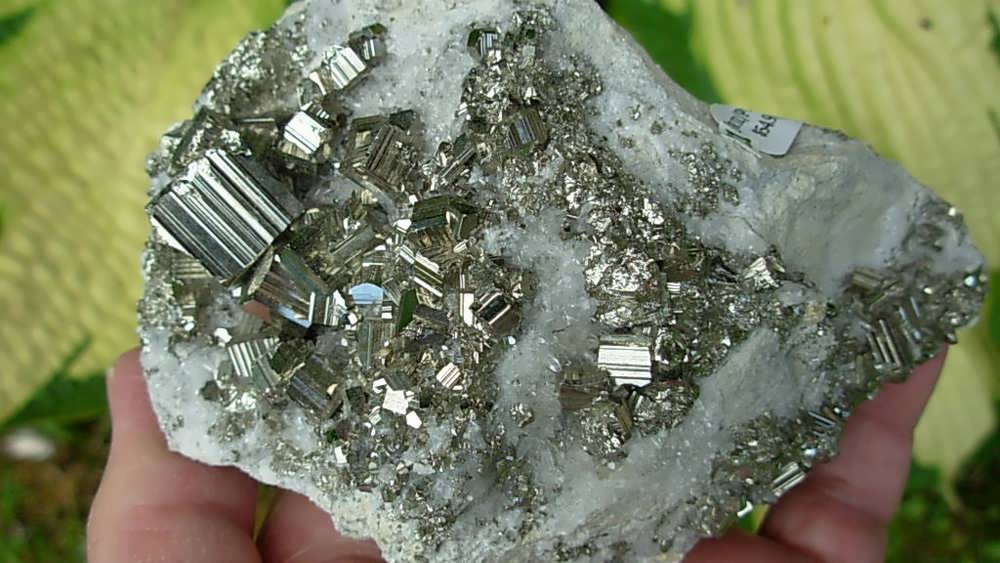 سنگ پیریت کمیاب در دست