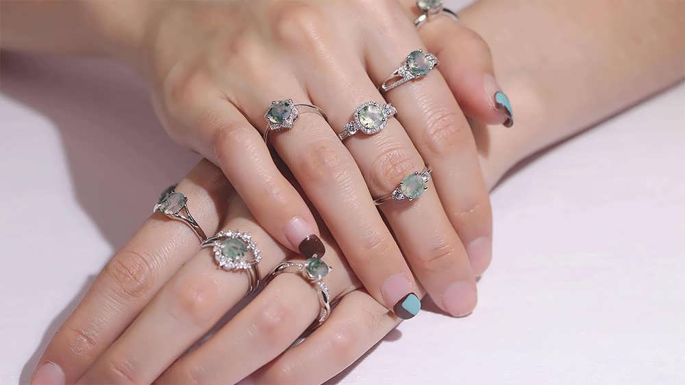 عقیق خزه ای در دست