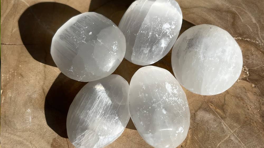 سنگ سلنیت شبیه گوی از بالا