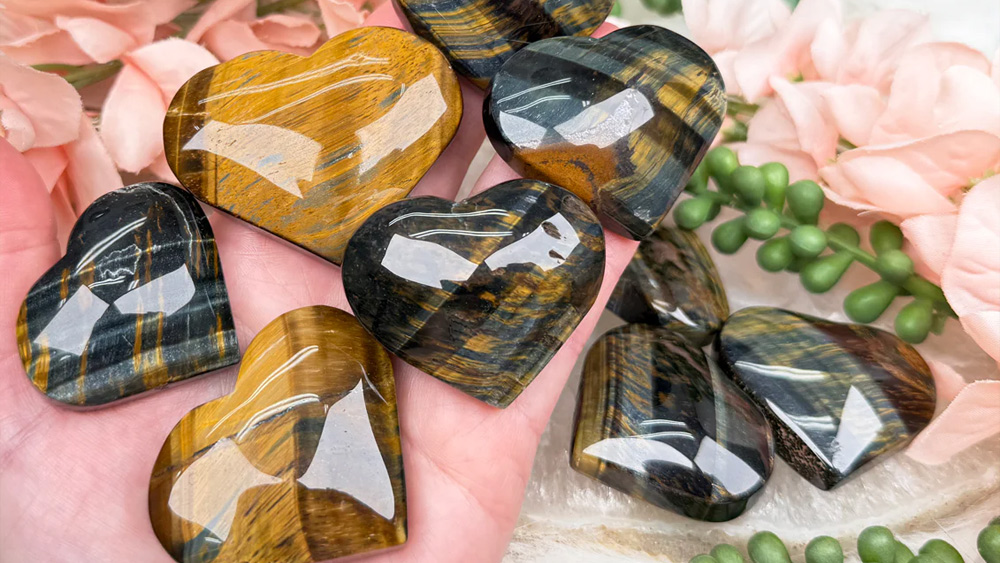 سنگ چشم ببر خام شبیه قلب در دست