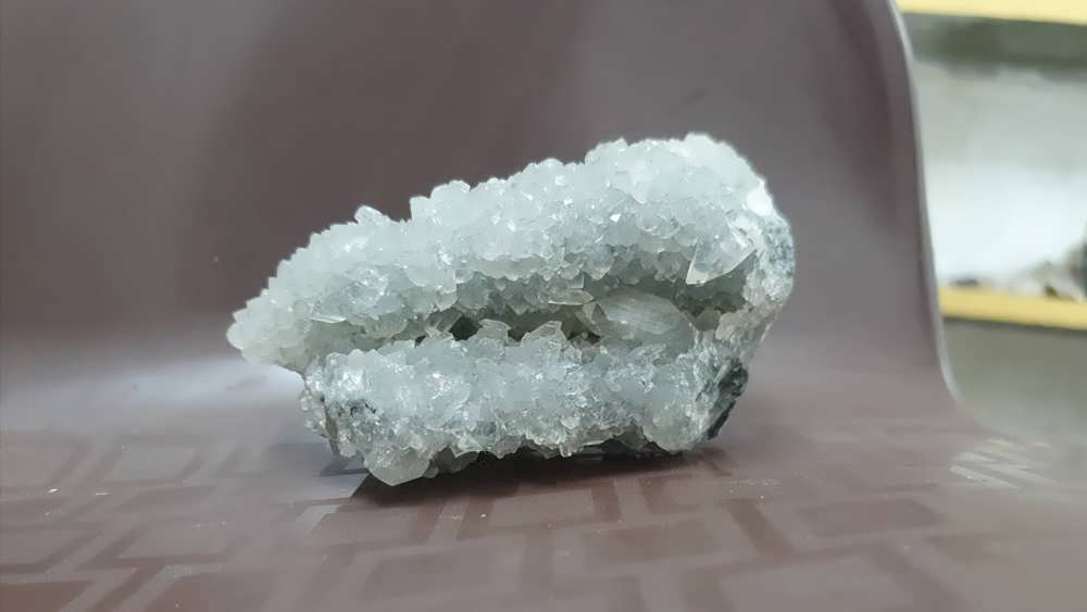 سنگ آپوفیلیت روی زمین