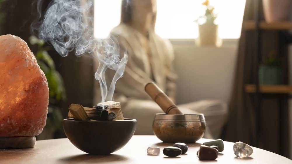 آیین ساده پاکسازی فضا پیش از جشن ها