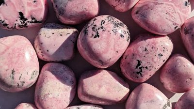 آشنایی با خواص درمانی سنگ رودونیت (Rhodonite)