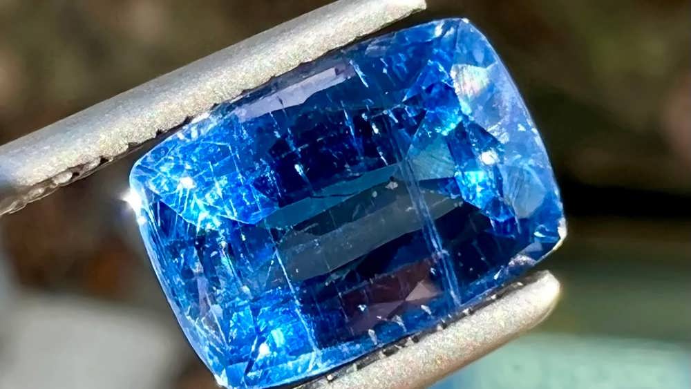 درک ویژگی ها و ساختار روبی کیانیت