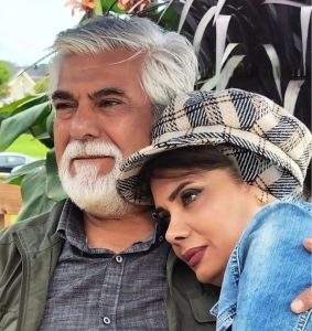 نگاهی به چیدمان منزل شاهانه و مجلل عاطفه رضوی و همسر هنرمندش، حسین پاکدل/ از مبلمان مدرن و گل و گیاه آپارتمانی تا شمعدان نقره و کتابخانه پر از کتاب...