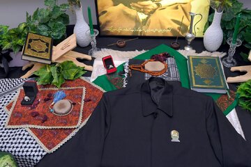 حسن روحانی در منزل شهید علی لاریجانی/ احوال پرسی با فرزند شهید/ لباس خادمی لاریجانی هم بود + تصاویر