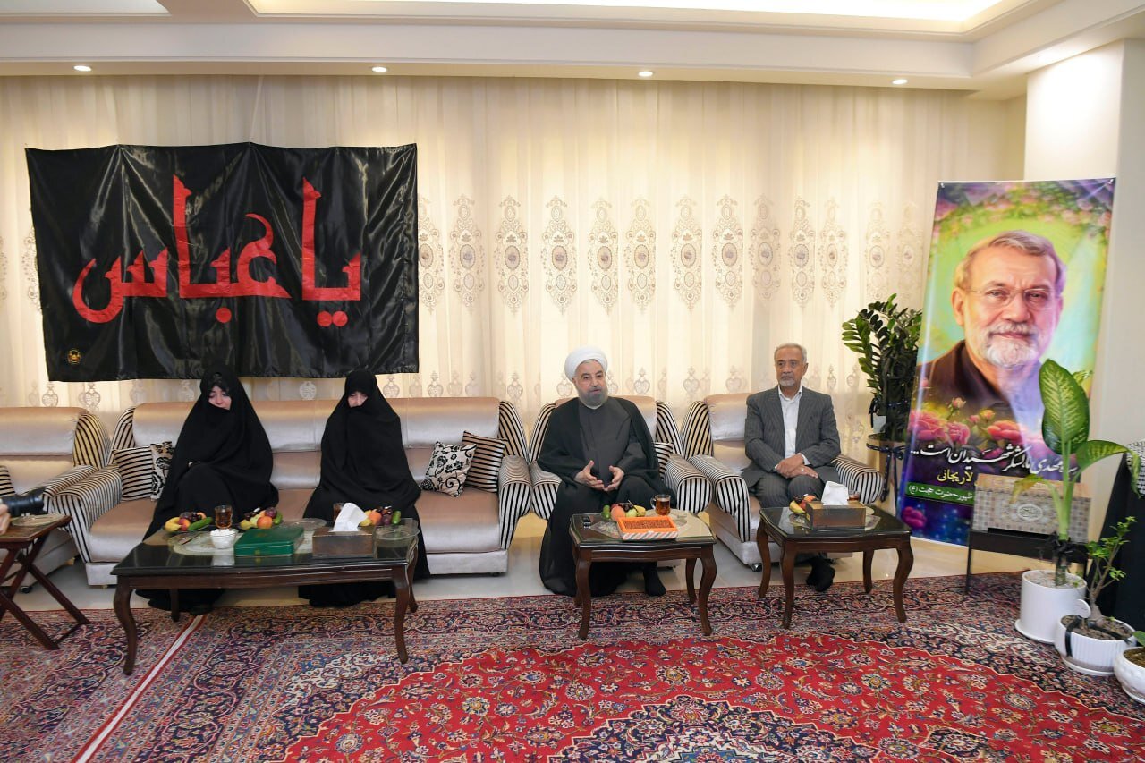 حسن روحانی در منزل شهید علی لاریجانی/ احوال پرسی با فرزند شهید/ لباس خادمی لاریجانی هم بود + تصاویر