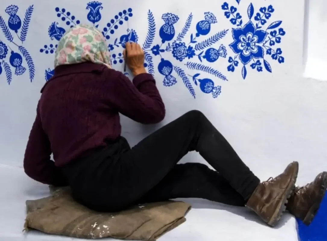 پیرزن ۹۰ ساله، روستایش را به گالری هنری تبدیل کرد