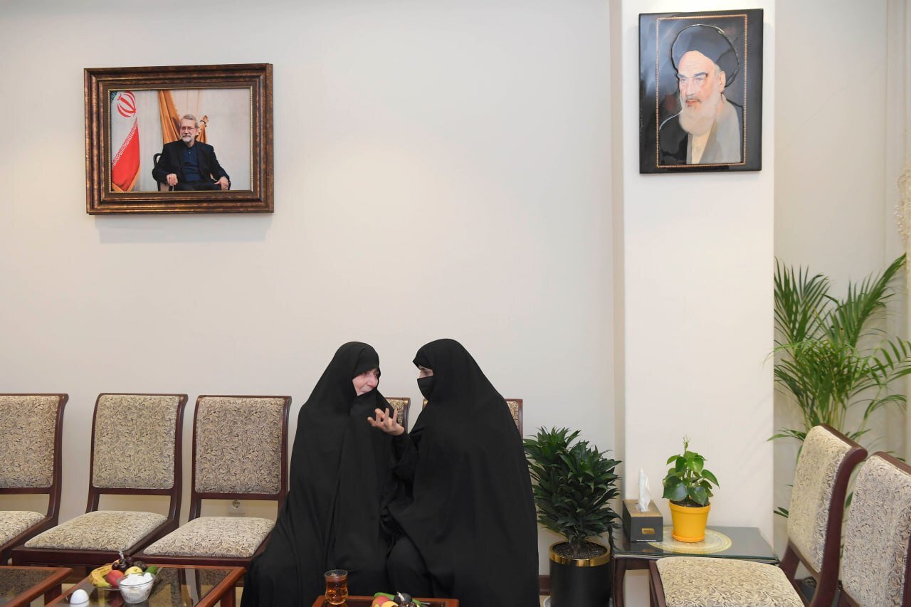 حسن روحانی در منزل شهید علی لاریجانی/ احوال پرسی با فرزند شهید/ لباس خادمی لاریجانی هم بود + تصاویر