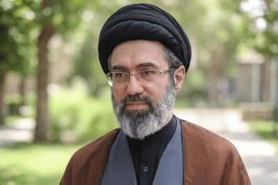 برای اولین بار منتشر شد؛ عکسی از رهبر انقلاب با نوزادی در آغوش