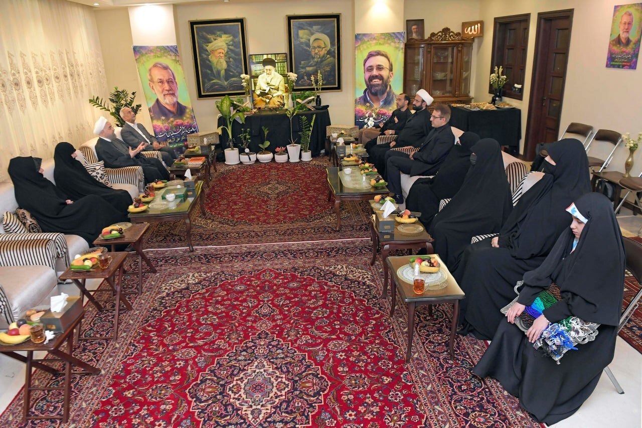 حسن روحانی در منزل شهید علی لاریجانی/ احوال پرسی با فرزند شهید/ لباس خادمی لاریجانی هم بود + تصاویر