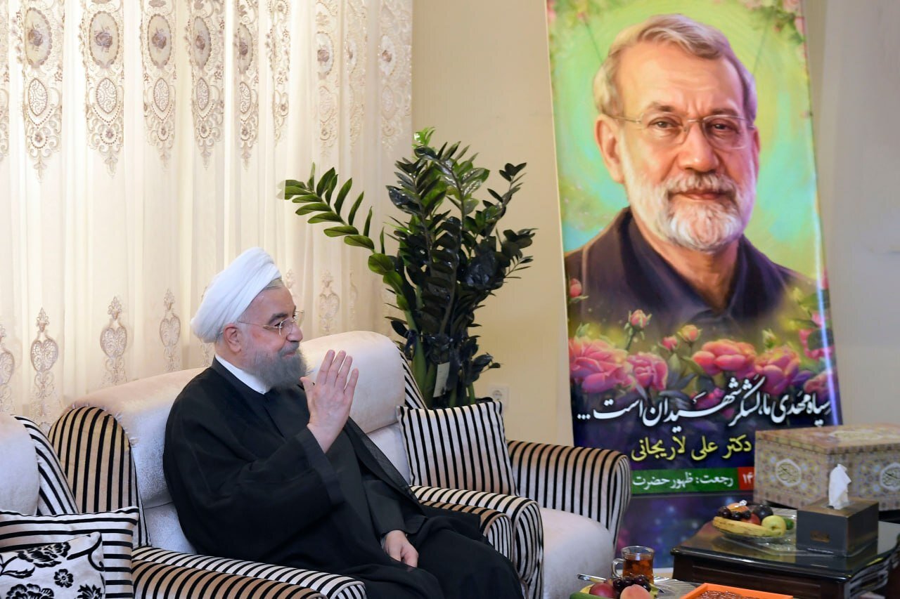 حسن روحانی در منزل شهید علی لاریجانی/ احوال پرسی با فرزند شهید/ لباس خادمی لاریجانی هم بود + تصاویر