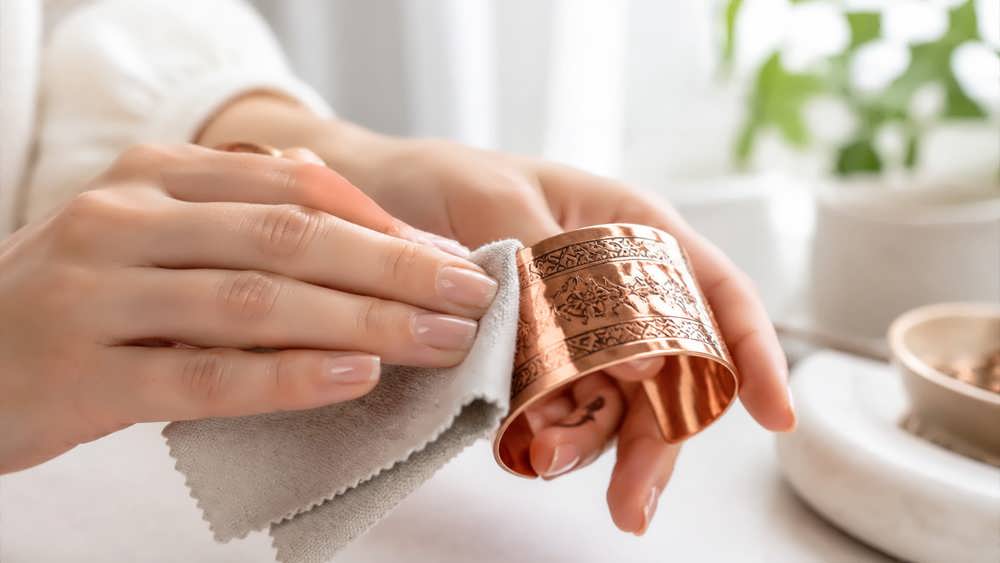 تمیز کردن و مراقبت از دستبند مسی با یک پارچه نرم