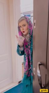 (ویدئو) نگاهی به چیدمان شاهانه و سنتی منزل نعیمه نظام‌دوست/ از مبلمان کلاسیک و تابلوهای نقاشی هنری تا گل‌های قلب ارغوانی