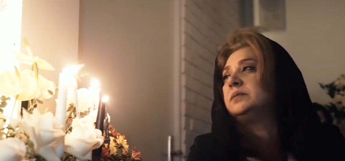 نگاهی به چیدمان باشکوه مراسم سالگرد فوت پسر نسرین مقانلو با حضور هنرمندان و چهره های مشهور مزین به دف نوازی و صدای فلوت