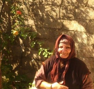 نگاهی بر چیدمان بهاری حیاط خونه‌های قدیمی/ مادربزرگهامون شاید علم دیزاین نداشتن ولی با عشق قشنگترین چیدمانها رو انجام میدان💚