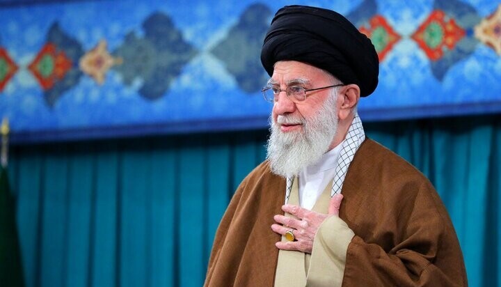 نگاهی به انگشتر متفاوت و زیبایی که مقام معظم رهبری در روز مادر بر دست کردند + عکس