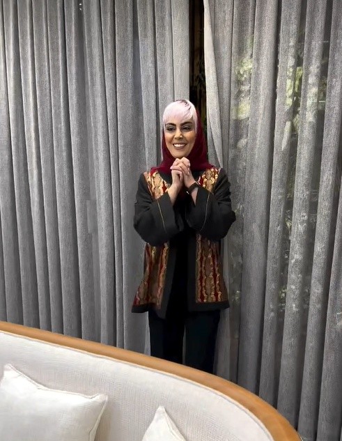 نگاهی به قصر منحصربفرد نیلوفر شهیدی با چیدمان نخل زینتی، شمعدان های پایه بلند، مبلمان مدرن کج و معوج، و فرش دستبافت ایرانی دیوار های سه بعدی و.../ نمایشی از شکوه و اصالت ایران