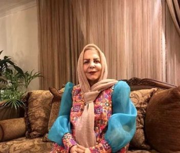 نگاهی به خانه متفاوت پوراندخت مهیمن؛ تلفیق مبلمان سلطنتی و دکور مدرن در خانه بازیگر آذربایجانی سینما و تلویزیون/ دیوار نما سنگی، کفپوش طرح ورساچه و...