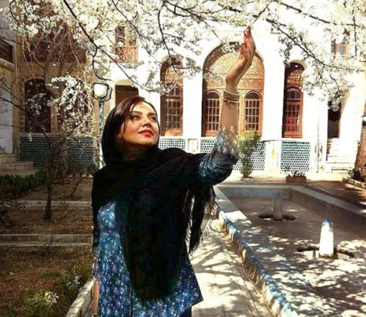 نگاهی به چیدمان منزل ندا قاسمی، بازیگر «نون خ»؛ از مبلمان چستر و فانوس‌های دکوراتیو تا کابینت شیشه‌ای و آباژورهای کلاسیک