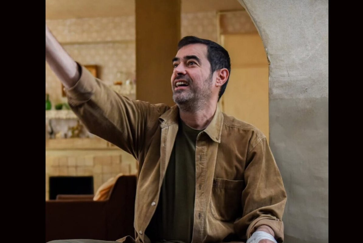 نگاهی به خونه زندگیِ مثلِ باغ شهاب حسینی و ساناز ارجمند با استخر روباز وسط حیاط/ خونه نگو کاخ بگو عمارت بگو/ دارندگی و برازندگی+ویدئو