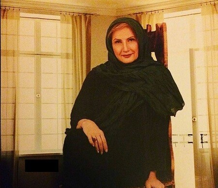 نگاهی به خونه زندگی مدرن در عین حال اصیل زهرا سعیدی (مادر نرگس محمدی بازیگر سریال ستایش)/ میز تلفن منبت کاری، جاجیم آذربایجان شرقی، دیوار شیشه ای و...