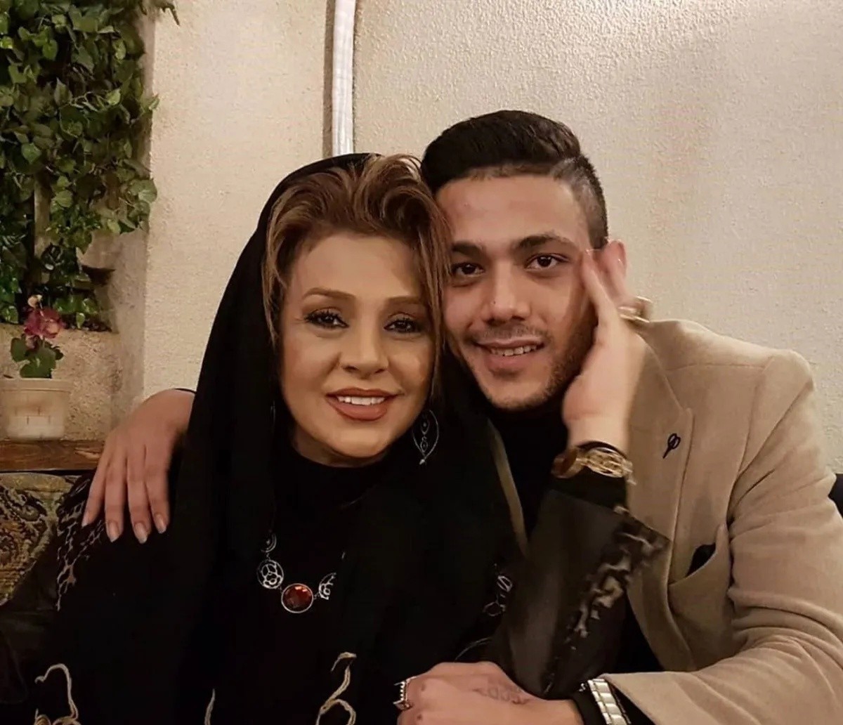 نگاهی به دیزاین شیک و باوقار میز یادبود پسر جوان نسرین مقانلو؛ قاب تلخی که با عشق چیده شد+عکس