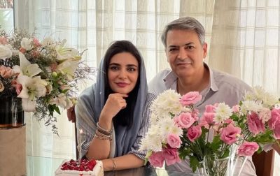 جلوه ای شکوهمندانه از معماری ایرانی؛ نگاهی به چیدمان منزل دوبلکس لیندا کیانی و دوقلوهاش/ آلاچیق، صندلی راکی، تذهیب گل و مرغ میزپذیرایی، حوض 3 طبقه، فرش اصیل ایرانی که قلب تپنده خانه است!