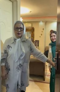 ویدئو/نگاهی به چیدمان منزل شاهانه و سنتی «مریم امیرجلالی» بازیگر شام ایرانی / از صندلی راک و مبلمان کلاسیک تا فرش خوش‌ آب و رنگ و تابلوهای هنری و پرده‌های حریر