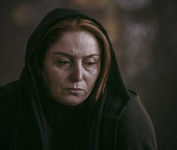 نگاهی به مراسم چهلم مادر ژاله صامتی و تزئین خانه ابدی کتایون منوچهری با گل تسلیت