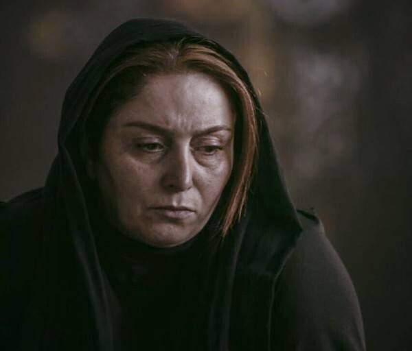 نگاهی به مراسم چهلم مادر ژاله صامتی و تزئین خانه ابدی کتایون منوچهری با گل تسلیت