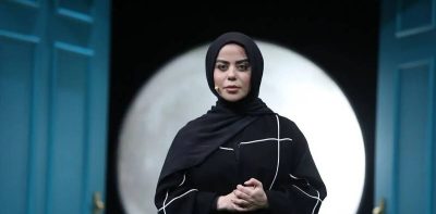 چیدمان منزل مینیمال الهام اخوان با شمع های تزئینی، مبلمان راحتی، کنسول چوبی، کتابخونه دیواری، مجسمه بتنی، میز جلومبلی کنفی، گیاه سانسویا و...