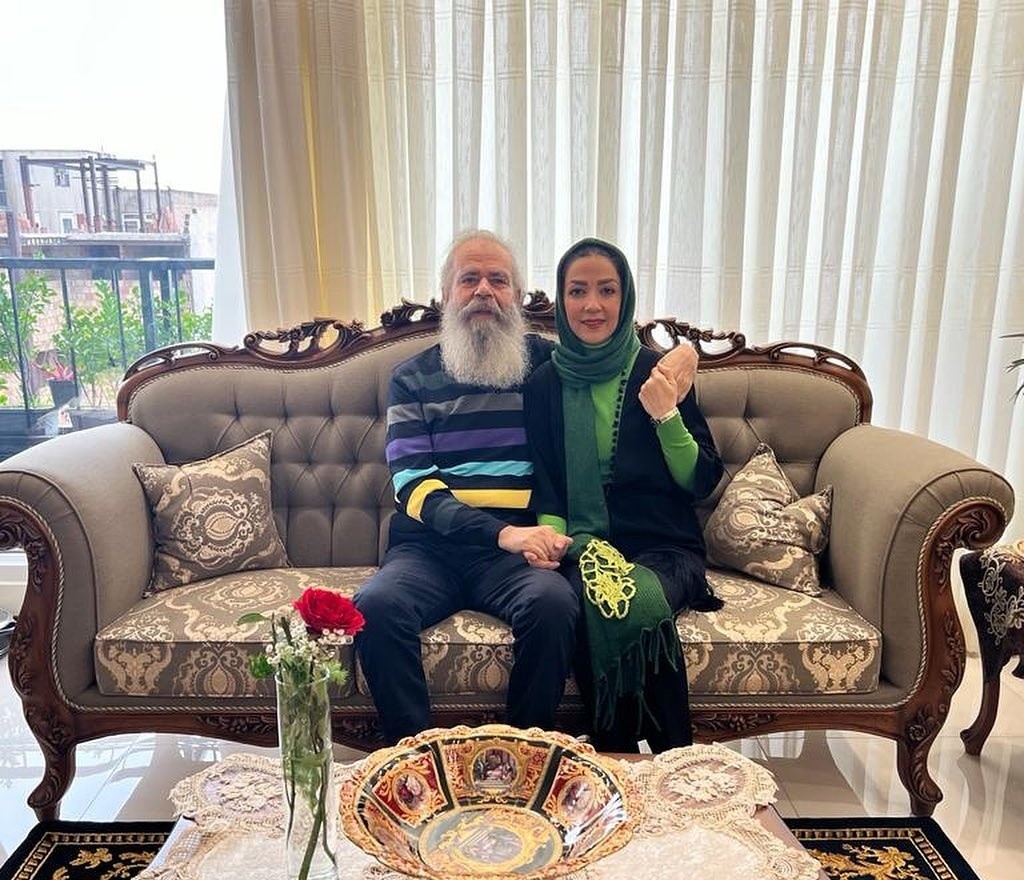 نگاهی به چیدمان منزل دوبلکسِ مجللِ سارا صوفیانی و همسرش/ میز بیلیارد و معماری شاهانه ویلای لواسان، کتابخونه پُر، نقاشی سقفی مینیاتور، چلچراغ و نورهای سه بعدی و.../ خونه نگو کاخ بگو قصر بگو