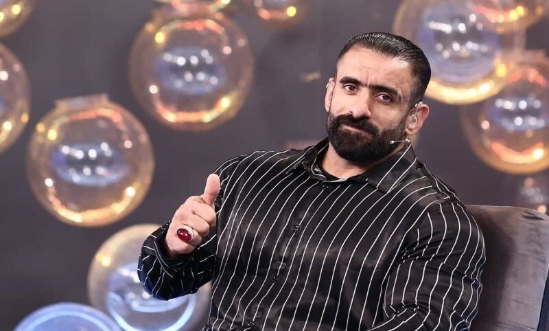 نگاهی به خانه با صفا هادی چوپان قهرمان جهان/ هادی چوپان با همه روی فرش نشست+ فیلم