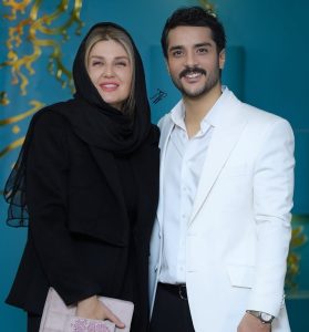 نگاهی به تیپ و استایل درخشان ساعد سهیلی و همسرش گلوریا هاردی در فوتوکال فیلم «خدای جنگ»/ قاب‌های حاشیه‌ساز از زوج سینمایی