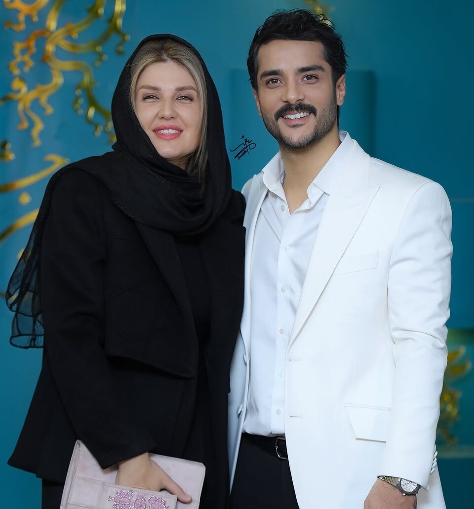 نگاهی به تیپ و استایل درخشان ساعد سهیلی و همسرش گلوریا هاردی در فوتوکال فیلم «خدای جنگ»/ قاب‌های حاشیه‌ساز از زوج سینمایی