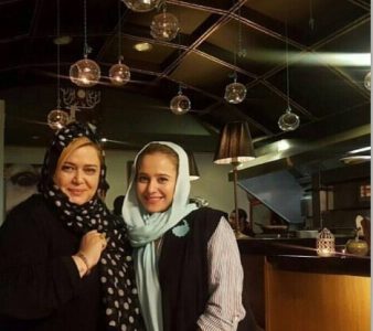 عکس | نگاهی به سبک چیدمان مدرن رستوران گوزن بهاره رهنما در سعادت آباد تهران / تلفیق چوب، نور و فضایی دنج در قلب سعادت‌آباد