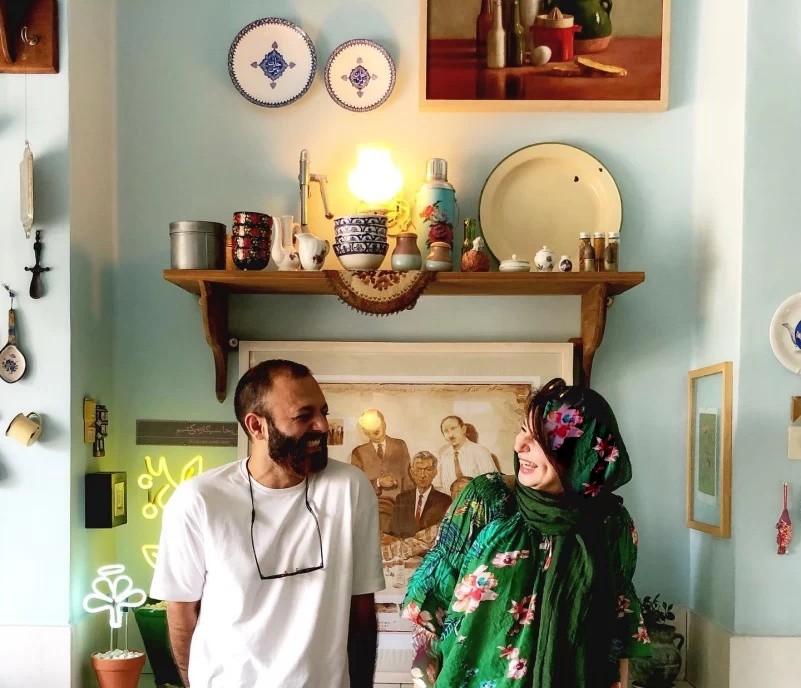 نگاهی به دکوراسیون متفاوت خانه صابر ابر؛ سلیقه هنری آقای بازیگر در هر گوشه خانه/ آویزهای چوبی پینوکیو، تابلوهای نقاشی، کتابخونه، دیوار سه بعدی، آباژور و...مطابق ذائقه هنری بازیگر سریال تاسیان