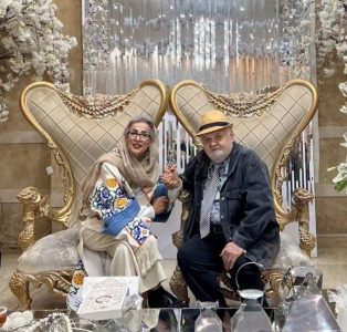 نگاهی به چیدمان منزل شاهانه و مجلل «اکبر عبدی» کمدین نوستالژی و همسرش/ از مبلمان سلطنتی و مدرن تا چراغ های سنتی و کتابخانه پر ار کتاب