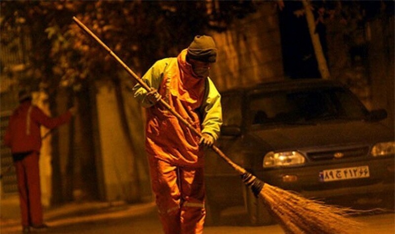 خلاقیت خنده دار رفتگر شهرداری برای اختراع جارو دستی چرخ دار حماسه آفرید/ آدم زبونش بند میاد از اینهمه استعداد😂